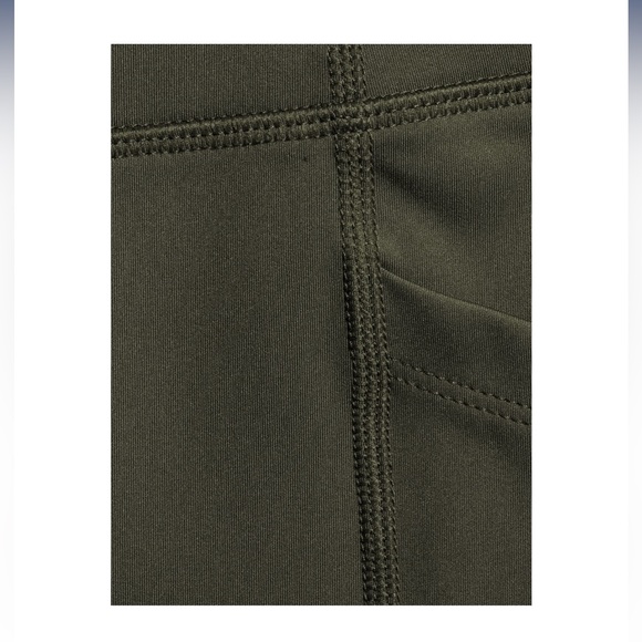 Pocket Capri Leggings - Picture 5 of 6